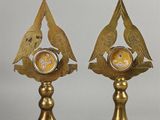 deux oiseaux dorés posés sur une horloge dorée