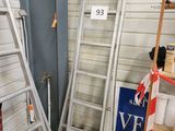 plusieurs échelles empilées dans une pièce