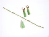 collier et boucles d'oreilles avec des perles de jade vert sur une chaîne plaquée or