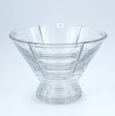un saladier en verre transparent posé sur une table