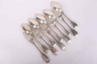 six fourchettes et cuillères en métal argenté posées sur un fond blanc