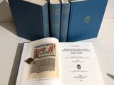 trois livres bleus posés les uns à côté des autres sur une table