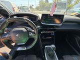 l'intérieur d'une voiture avec un volant, un tableau de bord et les voyants du tableau de bord