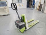 un chariot élévateur au milieu de l'entrepôt