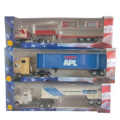 trois camions miniatures contenus dans un emballage