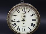 une horloge avec des chiffres romains sur le cadran