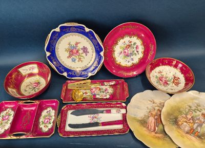 beaucoup d'assiettes et de plateaux posés sur une table
