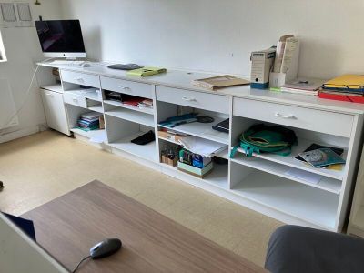 un bureau surmonté d'un ordinateur dans une pièce