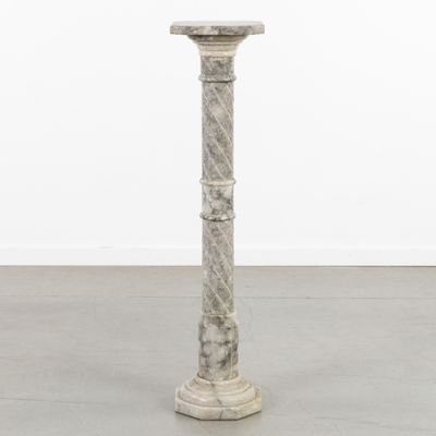 une image représentant un socle en marbre blanc surmonté d'un plateau en marbre
