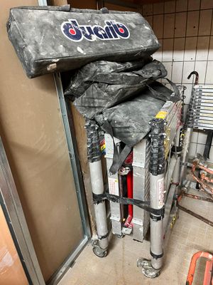une pile de bagages posée sur un chariot