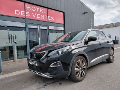 l'avant d'une voiture noire garée devant un immeuble