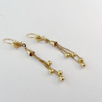 deux paires de boucles d'oreilles plaquées or ornées de perles pendantes