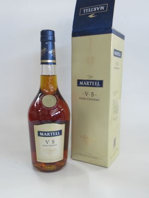 La bouteille est à côté de la boîte et la boîte est vide.