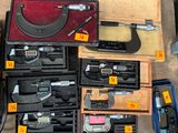 un grand nombre d'outils posés sur le sol