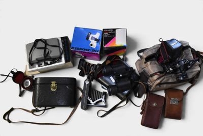 de nombreux types d'appareils photo et d'accessoires disposés sur la table