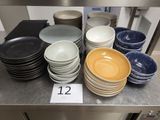 beaucoup d'assiettes et de bols sur le plan de travail