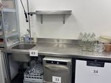 une cuisine équipée d'un évier et d'un lave-vaisselle