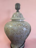 Paire de pieds de lampe en porcelaine à volutes et enrouleme… (photo 3)