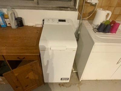 un lave-linge et un sèche-linge dans une petite pièce