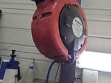 une borne d'incendie rouge fixée à un poteau dans un garage