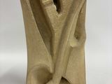 sculpture représentant un vase en pierre, avec un motif sur la base