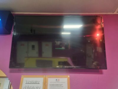 un grand téléviseur à écran plat accroché au mur