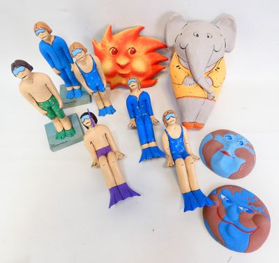 de nombreuses figurines représentant différents personnages sur un fond blanc
