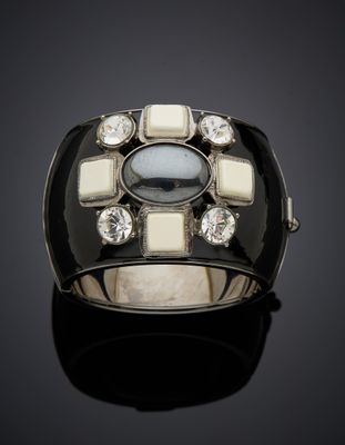 un gros plan d'une bague noire et blanche ornée d'une pierre au centre