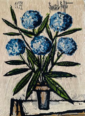 une peinture de fleurs bleues dans un vase sur une table