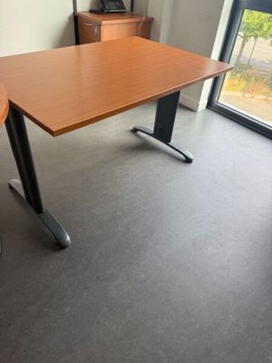une photo d'une table en bois dans une pièce