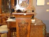 une horloge posée sur un socle au milieu d'une pièce