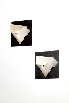 trois feuilles de papier accrochées au mur