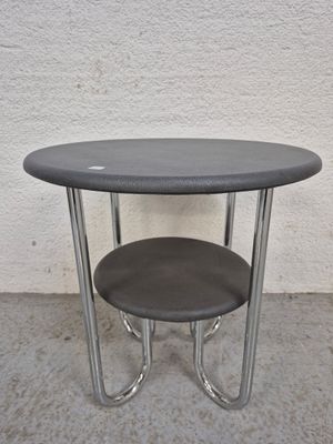 une petite table sur laquelle se trouvent deux étagères