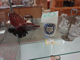 une vitrine en verre sur laquelle sont exposés quelques objets en verre
