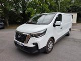 la camionnette blanche est garée sur le parking à côté des arbres