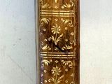 un bracelet en or exposé sur une table blanche