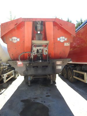 un camion rouge et blanc garé à côté d'un camion rouge et blanc
