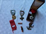 une boîte contenant une médaille, une médaille, une médaille et d'autres objets posés sur une table