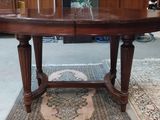 une table placée au milieu d'une pièce