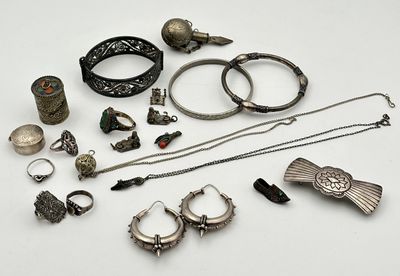 beaucoup de bijoux en argent sur une surface blanche