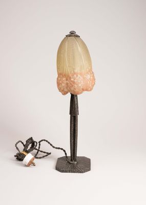 une image représentant une lampe posée sur une table, à côté d'un cordon