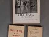 trois livres sont posés sur une table les uns à côté des autres