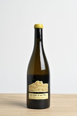 une bouteille de vin posée sur une table