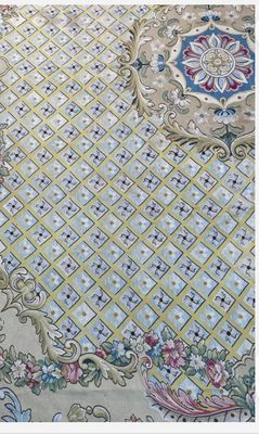 un gros plan d'un tapis orné d'un motif floral