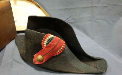 une paire de chaussures posée sur une table
