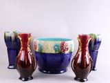 trois vases et un bol posés sur une table