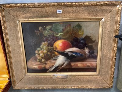 une photo d'un tableau représentant un oiseau et des fruits posés sur une table
