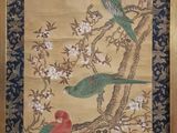deux oiseaux assis sur une branche d'arbre