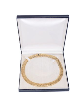 COLLIER ruban en or jaune (18K) le fermoir serti d'un caboch…