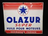 Une ancienne enseigne « Olazur Super » est représentée sur fond noir